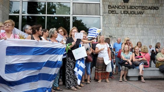 Una manifestación de deudores en UR ante el BHU, en 2018 Una manifestación de deudores en UR ante el BHU, en 2018