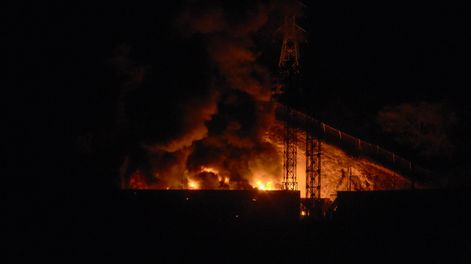 Imagen del incendio en Fuerte Tiuna, el complejo militar más grande de Venezuela, luego de una serie de explosiones en Caracas el 3 de enero de 2026.