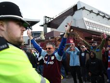 Hinchas del Aston Villa previo a un partido en Londres de la Premier League, la liga de fútbol más importante del Reino Unido. Hinchas del Aston Villa previo a un partido en Londres de la Premier League, la liga de fútbol más importante del Reino Unido.