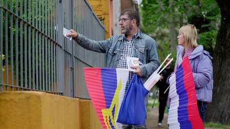Fernando Pereira y Cristina Lustemberg durante una recorrida barrial en Montevideo.&nbsp;