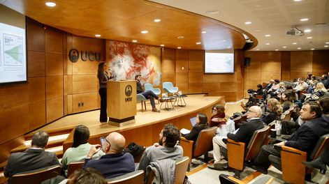 Ana Laura García Luna, formadora del equipo de Educación de Chequeado, expone sobre desinformación e inteligencia artificial
