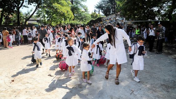 Maestra y alumnos de la Escuela Nº 130 Maestra y alumnos de la Escuela Nº 130