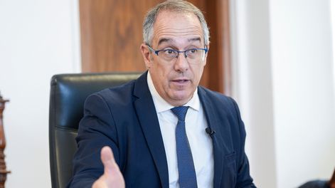 Mahía: “Voy por la regulación” del uso de celulares en clase