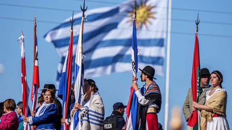 Acto conmemoración de los 200 años de la Declaratoria de la Independencia en la Piedra Alta, departamento de Florida.