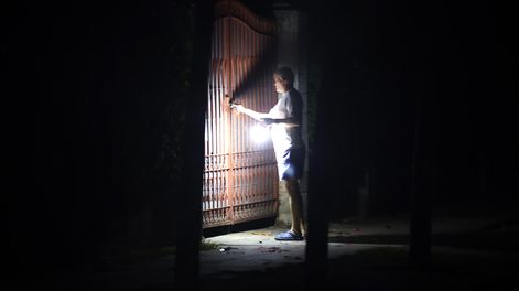 Una persona ilumina con una linterna durante un apagón en La Habana (Cuba).