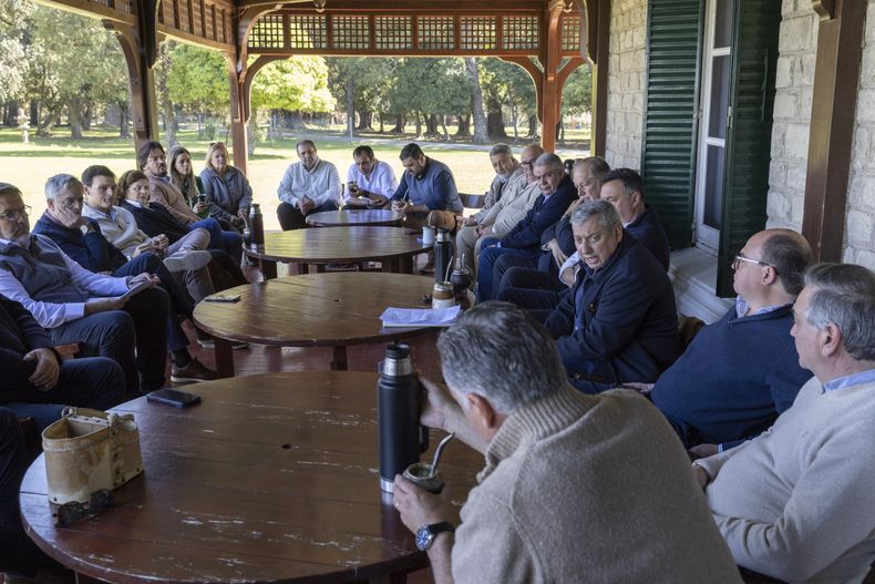 El presidente Yamandú Orsi junto al director de la Oficina de Planeamiento y Presupuesto, Rodrigo Arim, y los intendentes, en Anchorena, el jueves 10.