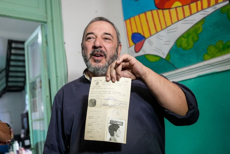 Mario Bergara muestra su credencial cívica en su circuito de la escuela 53 del Cerrito de la Victoria en Montevideo