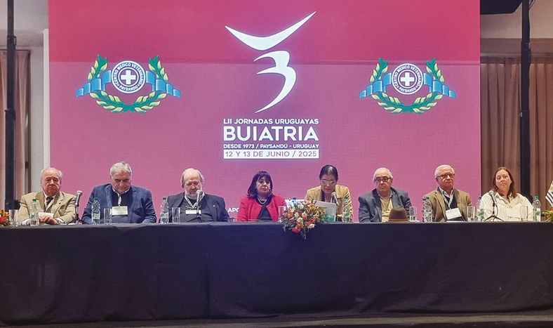 El ministro Fratti junto a los organizadores de las 52ª Jornadas Uruguayas de Buiatría, en Paysandú