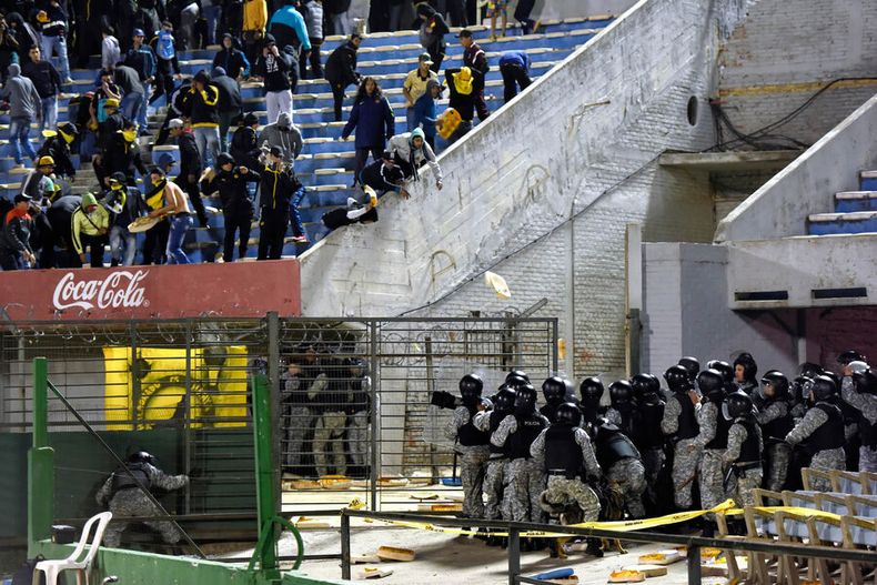 Incidentes entre hinchas y Policía en el Estadio Centenario. Foto: Nicolás Rodriguez / adhocFOTOS