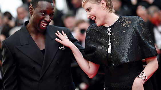 El actor francés y miembro del jurado Omar Sy junto a la presidenta del jurado, la actriz y directora estadounidense Greta Gerwig. Foto: Loic Venance, AFP