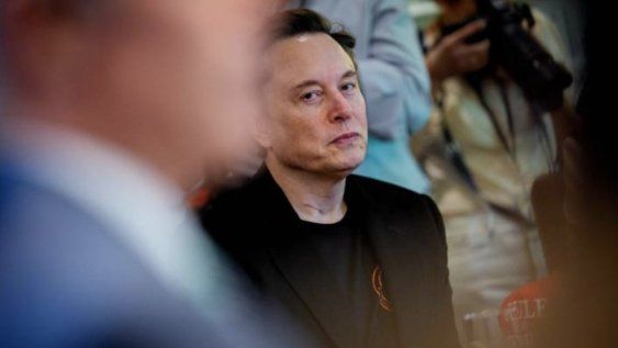 Elon Musk observa a Donald Trump durante una reunión del gabinete en la Casa Blanca el 30 de abril de 2025 en Washington, DC Elon Musk observa a Donald Trump durante una reunión del gabinete en la Casa Blanca el 30 de abril de 2025 en Washington, DC