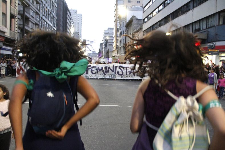 Algunas agrupaciones planear ir a 18 de julio pese a las limitaciones, mientras otras incentivan que se cuelguen carteles o pinten grafitis. Foto: Nicolás Der A