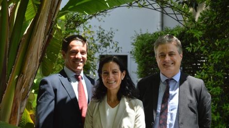 La ministra Azucena Arbeleche, rodeada por su asesor en asuntos ambientales y el director de la Unidad de Gestión de Deuda