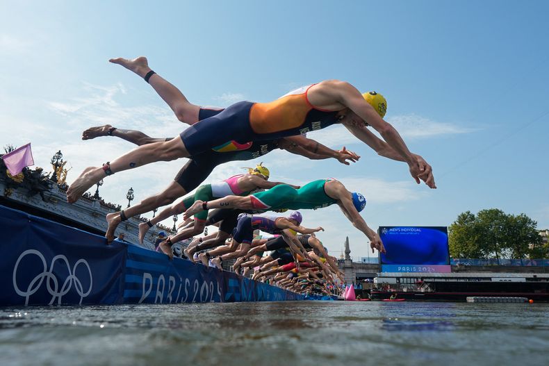 AFP__20240731__367Y2TD__v3__HighRes__TopshotTriathlonOlyParis2024.jpg