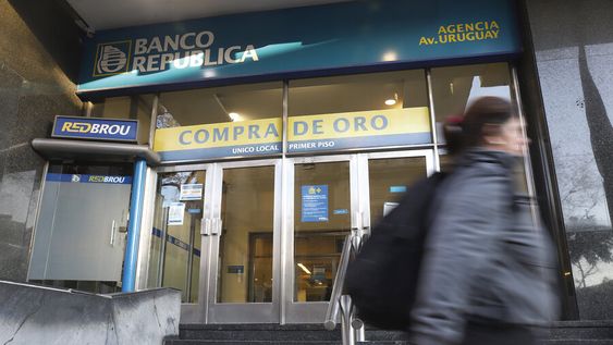 El BROU tiene casi la mitad de las sucursales del sistema bancario local. Foto: Nicolás Der Agopián / Búsqueda El BROU tiene casi la mitad de las sucursales del sistema bancario local. Foto: Nicolás Der Agopián / Búsqueda