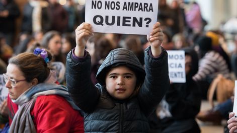 Movilización en Torre Ejecutiva contra la violencia vicaria tras el asesinato de dos niños por parte de su padre.