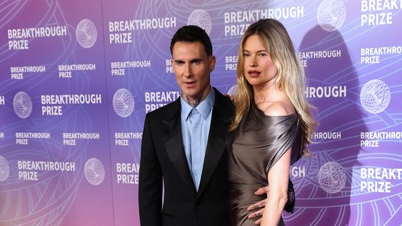 El cantante de Maroon 5 Adam Levine y su esposa Behati Prinsloo aparecieron juntos en la alfombra roja de los Breakthrough Prize.&nbsp;