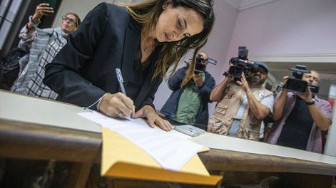 Carolina Ache formaliza su precandicatura a la Presidencia en la sede del Partido Colorado en Montevideo. Foto: Mauricio Zina / adhocFOTOS
