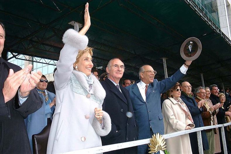 El presidente argentino, Fernando De la Rúa, en una visita a Montevideo, meses antes de que empezaran las crisis en ambos márgenes del Río de la Plata