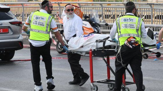 Varios muertos tras tiroteo en cruce de Jerusalén. Varios muertos tras tiroteo en cruce de Jerusalén.