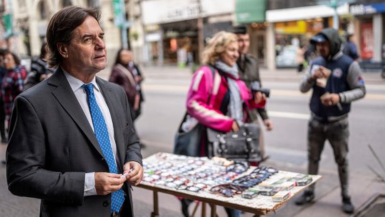 Recorrida de Luis Lacalle Pou por la calle 18 de Julio en Montevideo Recorrida de Luis Lacalle Pou por la calle 18 de Julio en Montevideo