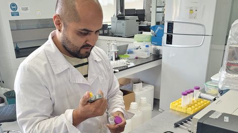 Edinson Bejerano, investigador colombiano becado por la Utec para trabajar en laboratorios de Colonia. Foto: Cortesía Utec