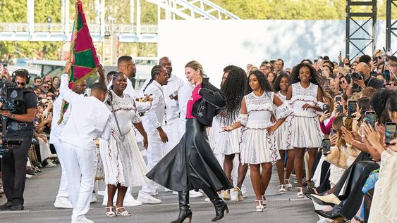 Mangueira dio una performance en vivo al culminar el desfile de Chloé. Gabriela se sumó a la celebración. Fotos: gentileza de Chloé Mangueira dio una performance en vivo al culminar el desfile de Chloé. Gabriela se sumó a la celebración. Fotos: gentileza de Chloé