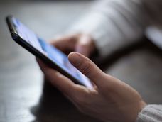 La billetera digital permitirá guardar documentos oficiales en el celular, como la cédula de identidad o la libreta de conducir, y acceder a trámites y servicios públicos digitales. La billetera digital permitirá guardar documentos oficiales en el celular, como la cédula de identidad o la libreta de conducir, y acceder a trámites y servicios públicos digitales.