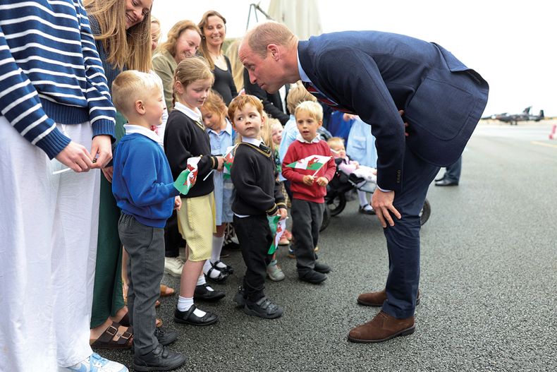 El príncipe William conoció a la nueva generación de pilotos y sus familias.