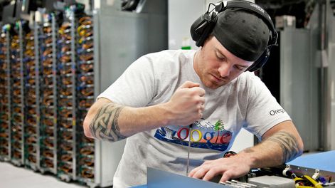 Un técnico cambiando una placa en el data center de Google en Óregon, Estados Unidos. Foto: Google