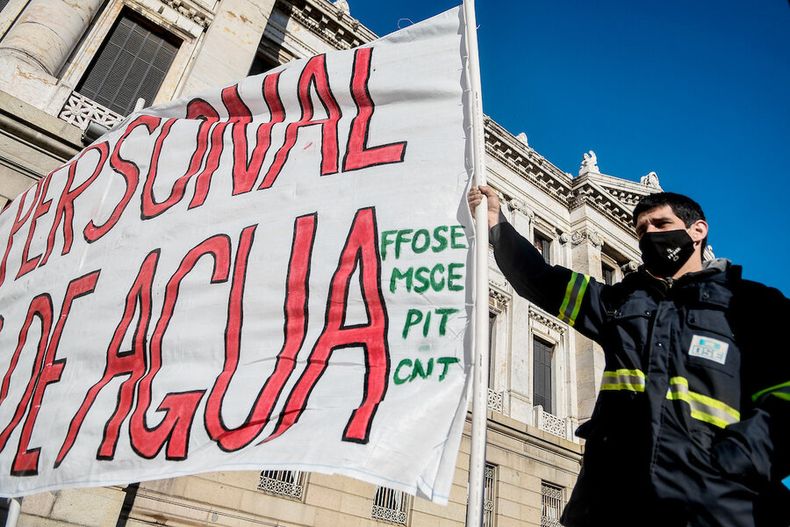 Protesta de funcionarios de OSE durante el acto aniversario de los 150 años del abastecimiento de aguas corrientes a Mdeo. Foto: Javier Calvelo / adhocFOTOS