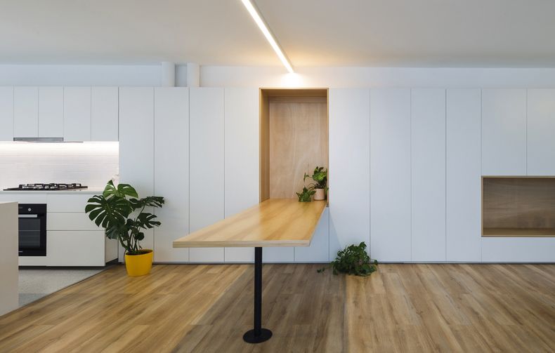 La mesa de guatambú, que se apoya sobre un pie de hierro y oficia como mesa comedor, puede transportarse hacia otros espacios del hogar. Fotos: Marcos Guiponi