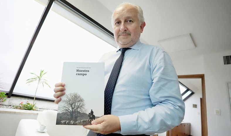 El ministro Pablo da Silveria sosteniendo un ejemplar del libro Nuestro campo. Foto: Javier Calvelo, adhocFOTOS
