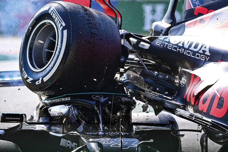 Su pelea con Lewis Hamilton por el campeonato 2021 tuvo momentos duros: en Monza, si no fuera por el sistema de seguridad Halo, el inglés perdía la cabeza. Foto: AFP