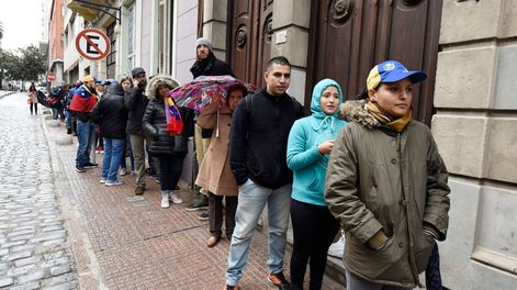 Ciudadanos venezolanos afuera de la Embajada.