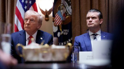 Donald Trump y Pete Hegseth, durante una reunión de gabinete en la Casa Blanca.
