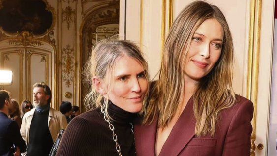 Gabriela Hearst y Maria Sharapova en el desfile Primavera-Verano 2025 de la marca en la Semana de la Moda de París