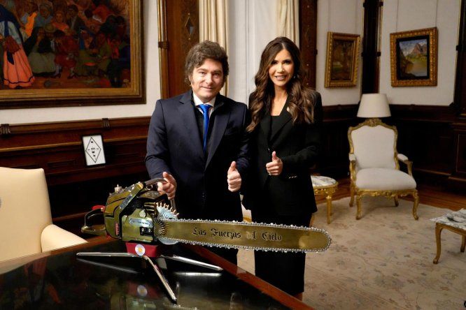 La secretaria de Seguridad Nacional de Estados Unidos, Kristi Noem junto al presidente de Argentina, Javier Milei, posa durante una reunión en Buenos Aires