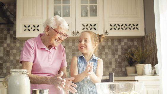 no es mi abuela, es mi amiga octogenaria