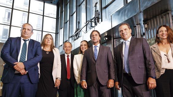 Vicepresidente del BROU Alejandro Lafluf, gerenta ejecutiva corporativa del BROU Gabriela Fernández, segundo vicepresidente del BROU Max Sapolinski, presidenta de la Unión de Exportadores Carmen Porteiro, presidente de la República Luis Lacalle Pou, presidente del BROU Salvador Ferrer y secretaria ejecutiva de la Unión de Exportadores Margarita Varela Vicepresidente del BROU Alejandro Lafluf, gerenta ejecutiva corporativa del BROU Gabriela Fernández, segundo vicepresidente del BROU Max Sapolinski, presidenta de la Unión de Exportadores Carmen Porteiro, presidente de la República Luis Lacalle Pou, presidente del BROU Salvador Ferrer y secretaria ejecutiva de la Unión de Exportadores Margarita Varela