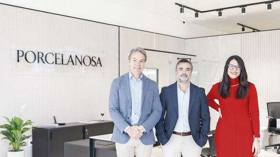 Gerente general de Porcelanosa Martín Walker, director de Car One Emiliano Aldabalde y gerenta comercial de Porcelanosa Eliana Cruz Gerente general de Porcelanosa Martín Walker, director de Car One Emiliano Aldabalde y gerenta comercial de Porcelanosa Eliana Cruz