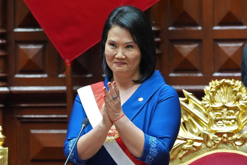La presidenta de Perú, Keiko Fujimori, aplaude tras jurar el cargo en Lima, el 28 de julio de 2026.