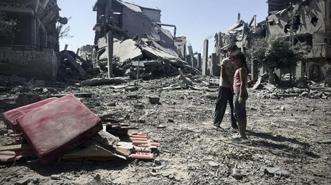 Dos niños recorren una calle de Gaza, sábado 4 de octubre de 2025.
