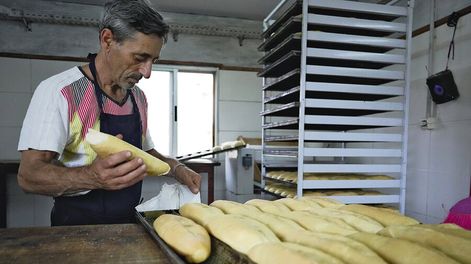 Miguel, persona privada de libertad, trabaja en la panadería en la Cárcel Unidad N°22 en Rocha. Foto: Javier Calvelo, adhocFOTOS