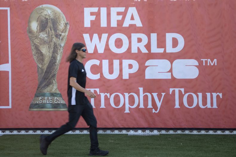 Un hombre camina por las inmediaciones del FIFA World Cup Trophy Tour en Houston (Estados Unidos). El Mundial de 2026 será el primero organizado por tres países a la vez. 