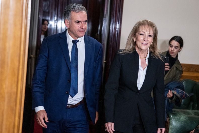 Yamandú Orsi y Carolina Cosse previo a la entrega del documento de reforma carcelario en el Palacio Legislativo en Montevideo, agosto 2024.