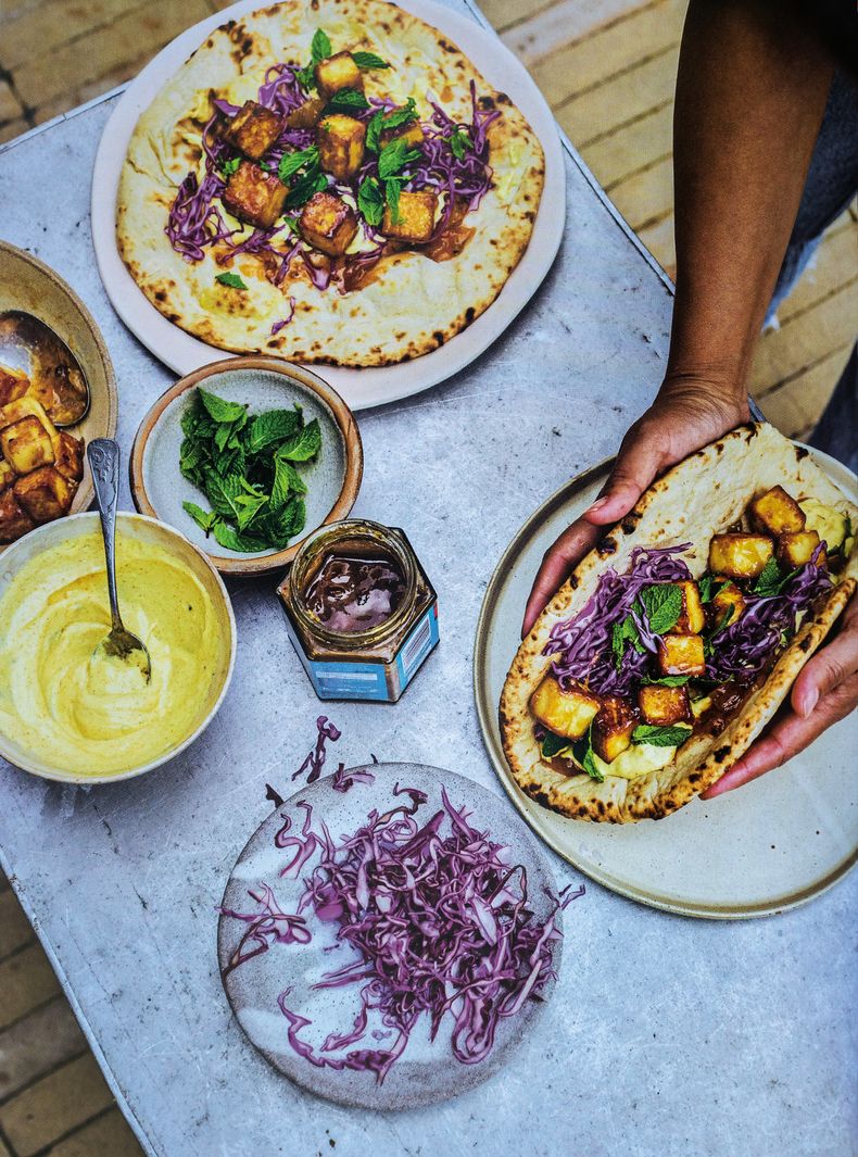 Pan naan con paneer glaseado con mango y lima.
