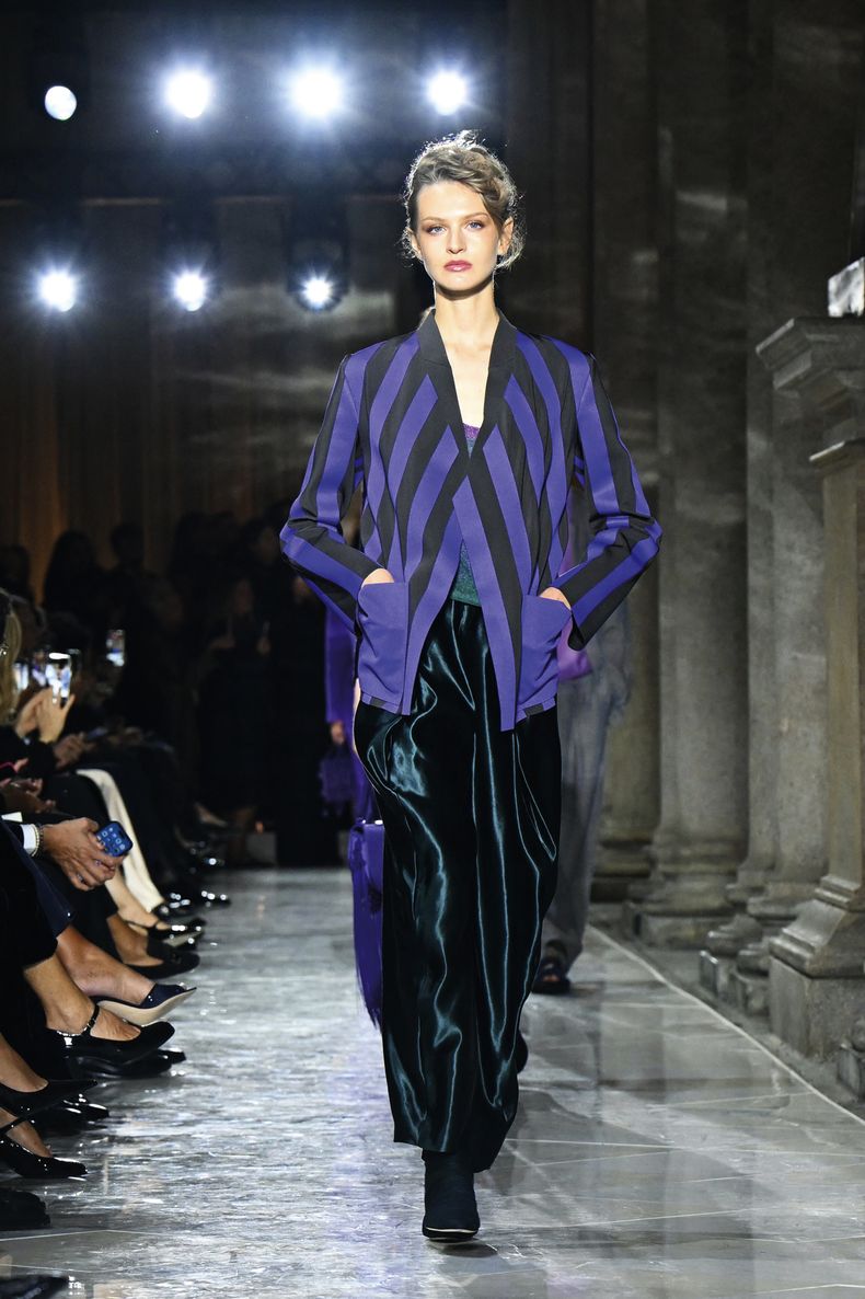 La última colección disenada por Armani se caracterizó por sus líneas alargadas y su inconfundible estilo sobrio, elegante y atemporal.