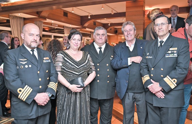 Capitán de navío Alberto Ballestrino, embajadora británica Faye O’Connor, comandante en jefe de la Armada almirante Jorge Wilson, intendente de Maldonado Enrique Antía y prefecto nacional naval contraalmirante José Luis Elizondo