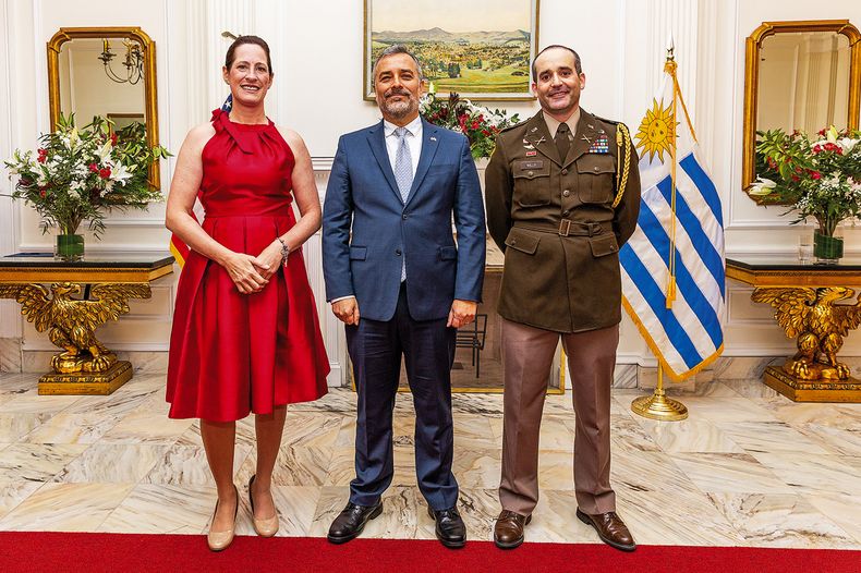 De la Embajada de Estados Unidos: embajadora Heide Fulton, subjefe de Misión Karl Ríos y Michael Willis, de la Oficina de Cooperación de Defensa
